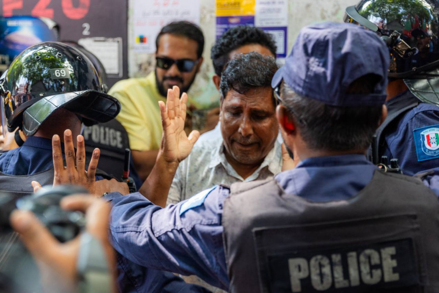 6 ފެބްރުއަރީ 2025: ރިޔާސީ ބަޔާން އިއްވުމުގެ ޖަލްސާއާ ދިމާކޮށް އިދިކޮޅު އެމްޑީޕީގެ ސަޕޯޓަރުން މަޖިލިސް ދޮށަށް އެއްވެ އިހުތިޖާޖުކުރުން، އެސްއޯ ފުލުހުންވަނީ އިހުތިޖާޖު ކޮންޓްރޯލުކުރަން ހަރަކާތްތެރިވެފައި -- ސަން ފޮޓޯ/ މޫސާ ނަދީމް