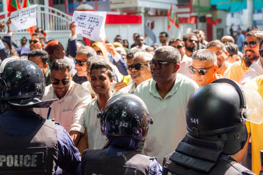 6 ފެބްރުއަރީ 2025: ރިޔާސީ ބަޔާން އިއްވުމުގެ ޖަލްސާއާ ދިމާކޮށް އިދިކޮޅު އެމްޑީޕީގެ ސަޕޯޓަރުން މަޖިލިސް ދޮށަށް އެއްވެ އިހުތިޖާޖުކުރުން، އެސްއޯ ފުލުހުންވަނީ އިހުތިޖާޖު ކޮންޓްރޯލުކުރަން ހަރަކާތްތެރިވެފައި -- ސަން ފޮޓޯ/ މޫސާ ނަދީމް