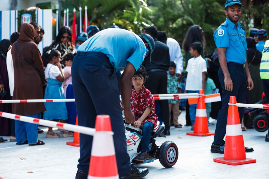ފިތުރު އީދާ ގުޅުވައި ބޭއްވި ހަވީރުގައި ސިފައިންނާއި ފުލުހުންގެ ހަރަކާތްތައް ވެސް ހިމެނޭ -- ސަން ފޮޓޯ/ މާނިއު މުހައްމަދު 