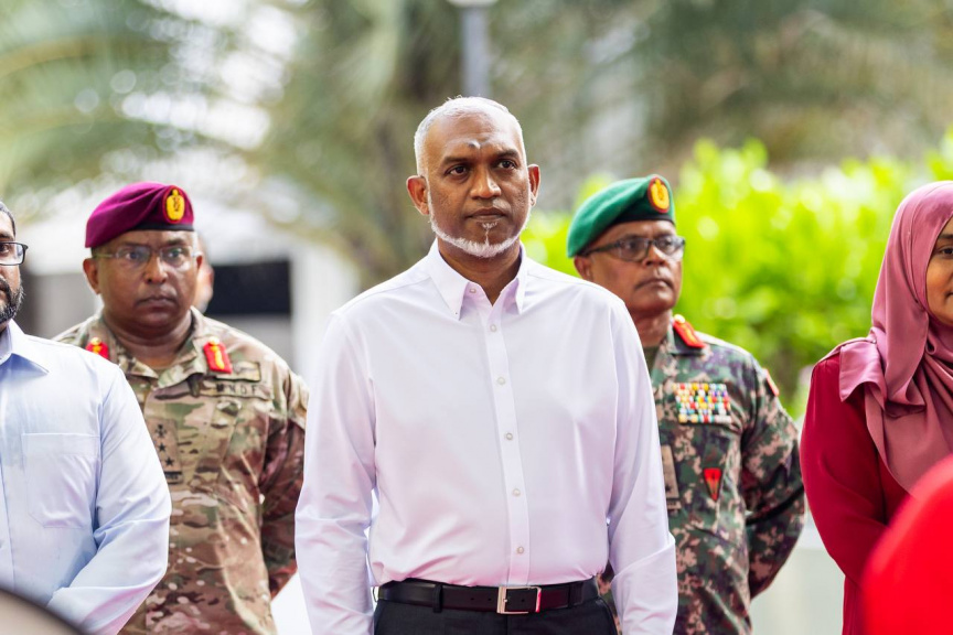 19 އެޕްރީލްް 2025: ދިވެހި ސިފައިންގެ 133ވަނަ އަހަރީ ދުވަސް ފާހަގަކުރުމަށް ބޭއްވި ޕެރޭޑު ރައީސް ޑރ. މުޙައްމަދު މުއިއްޒު ބައްލަވައިލެއްވުން -- ސަން ފޮޓޯ/ މޫސާ ނަދީމް