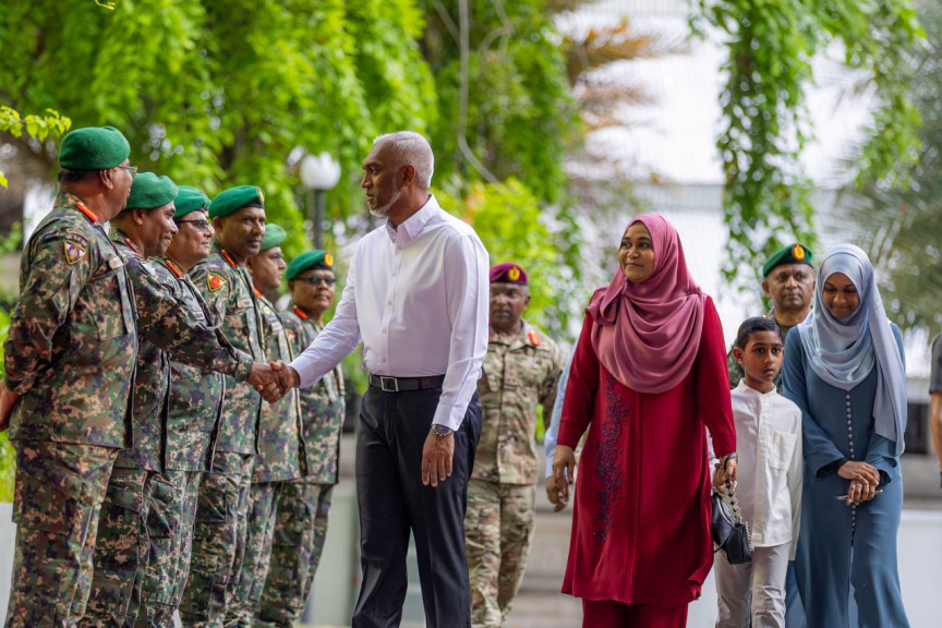 19 އެޕްރީލްް 2025: ދިވެހި ސިފައިންގެ 133ވަނަ އަހަރީ ދުވަސް ފާހަގަކުރުމަށް ބޭއްވި ޕެރޭޑު ރައީސް ޑރ. މުޙައްމަދު މުއިއްޒު ބައްލަވައިލެއްވުން -- ސަން ފޮޓޯ/ މޫސާ ނަދީމް
