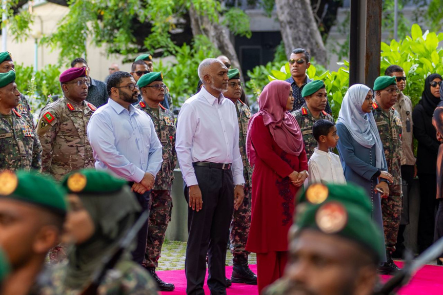 19 އެޕްރީލްް 2025: ދިވެހި ސިފައިންގެ 133ވަނަ އަހަރީ ދުވަސް ފާހަގަކުރުމަށް ބޭއްވި ޕެރޭޑު ރައީސް ޑރ. މުޙައްމަދު މުއިއްޒު ބައްލަވައިލެއްވުން -- ސަން ފޮޓޯ/ މޫސާ ނަދީމް