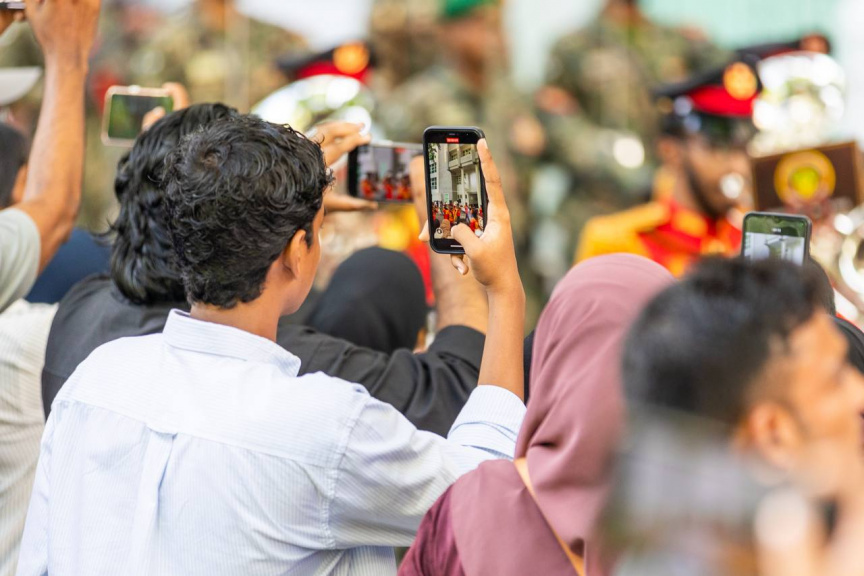 19 އެޕްރީލްް 2025: ދިވެހި ސިފައިންގެ 133ވަނަ އަހަރީ ދުވަސް ފާހަގަކުރުމަށް ބޭއްވި ޕެރޭޑުގެ ތެރެއިން މީހަކު ފޮޓޯއެއް ނަގަނީ -- ސަން ފޮޓޯ/ މޫސާ ނަދީމް