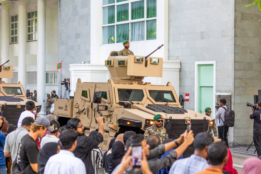 19 އެޕްރީލްް 2025: ދިވެހި ސިފައިންގެ 133ވަނަ އަހަރީ ދުވަސް ފާހަގަކުރުމަށް ބޭއްވި ޕެރޭޑުގެ ތެރެއިން އަސްކަރީ އުޅަނދެއް -- ސަން ފޮޓޯ/ މޫސާ ނަދީމް