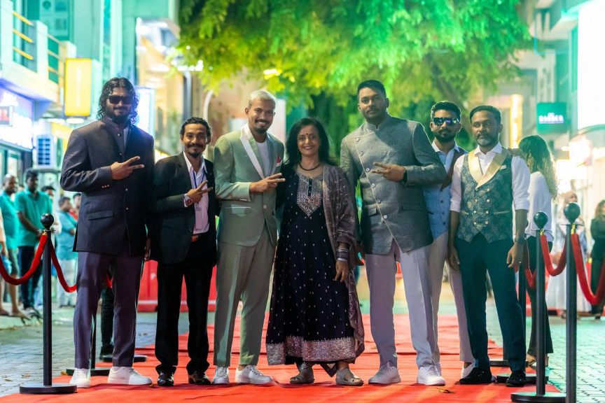 ޓޫ އޮފް އަސްގެ ރަތް ދޫލަ މަތިން 'ބެޓްލް އޮފް ބޭންޑްސް އިންޓަނޭޝަނަލް 2025'ގެ ޕްރޮޑިއުސަރު އަދި ޑައިރެކްޓަރު ޝްރުތީ އަނިންދިތާ ވަރްމާ -- ސަން ފޮޓޯ/ މޫސާ ނަދީމް