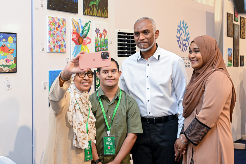 ރައީސް، ދިވެހީންގެ އުފެއްދުންތެރިކަމުގެ މައުރަޒުގައި -- ފޮޓޯ/ ރައީސް އޮފީސް