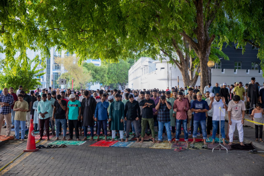 މާލޭގެ އެކި ސަރަހައްދުތަކުގައި ޢީދު ނަމާދުކުރުން: ބޮޑު ޢީދަކީ ރާއްޖޭގައި ކުލަގަދަކޮށް ފާހަގަކުރާ ޢީދެއް -- ފޮޓޯ/ އިސްލާމިކް މިނިސްޓްރީ