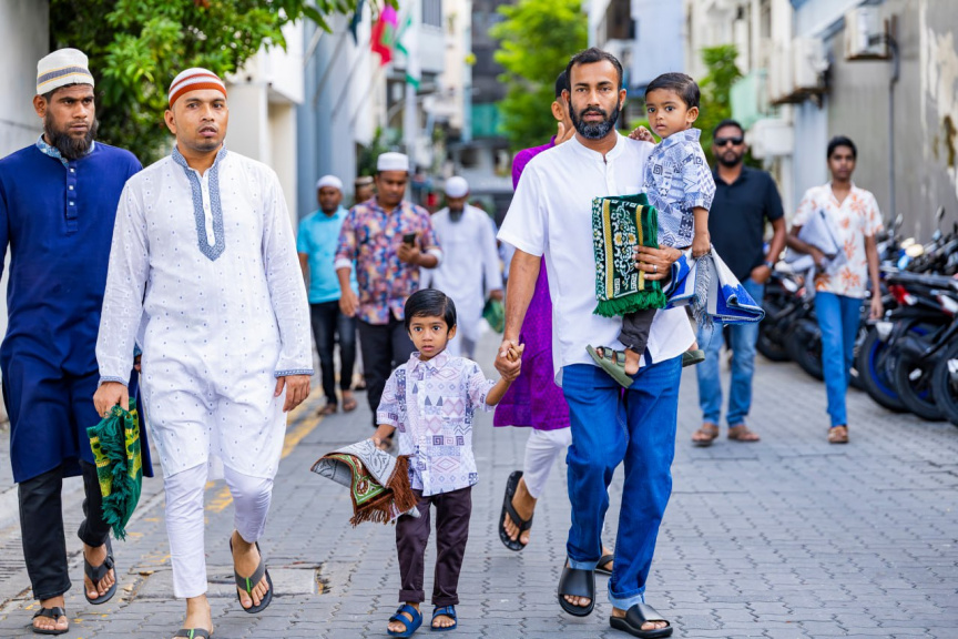 މާލޭގެ އެކި ސަރަހައްދުތަކުގައި ޢީދު ނަމާދުކުރުން: ބޮޑު ޢީދަކީ ރާއްޖޭގައި ކުލަގަދަކޮށް ފާހަގަކުރާ ޢީދެއް -- ފޮޓޯ/ އިސްލާމިކް މިނިސްޓްރީ