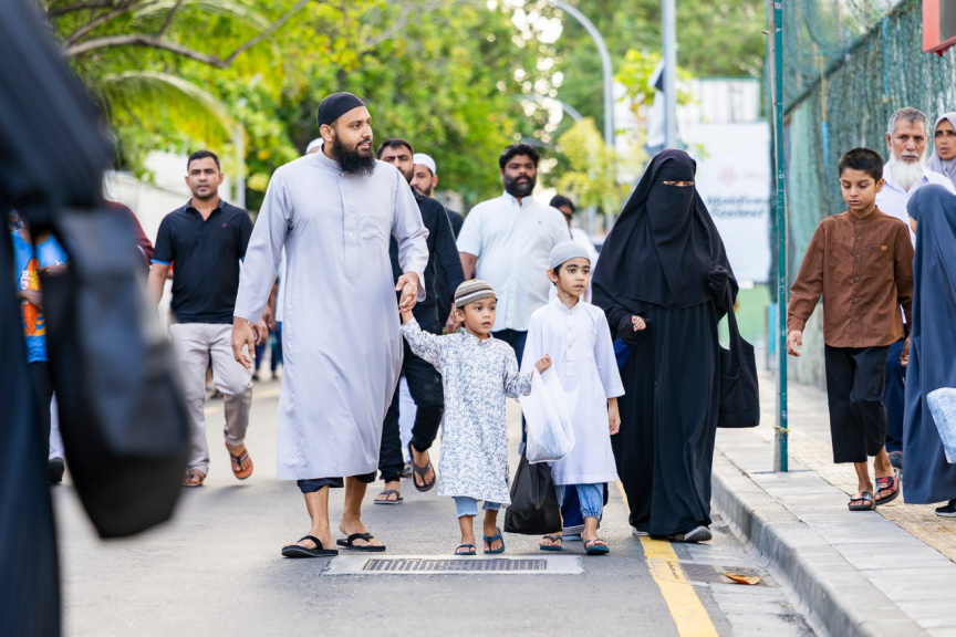 މާލޭގެ އެކި ސަރަހައްދުތަކުގައި ޢީދު ނަމާދުކުރުން: ބޮޑު ޢީދަކީ ރާއްޖޭގައި ކުލަގަދަކޮށް ފާހަގަކުރާ ޢީދެއް -- ފޮޓޯ/ އިސްލާމިކް މިނިސްޓްރީ