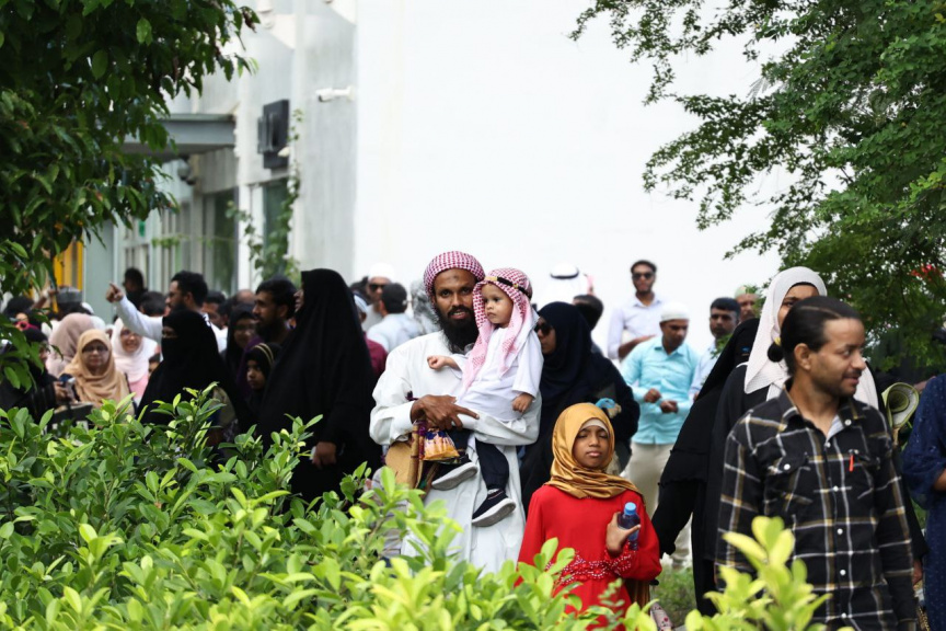 މާލޭގެ އެކި ސަރަހައްދުތަކުގައި ޢީދު ނަމާދުކުރުން: ބޮޑު ޢީދަކީ ރާއްޖޭގައި ކުލަގަދަކޮށް ފާހަގަކުރާ ޢީދެއް -- ސަން ފޮޓޯ/ މާނިއު މުހައްމަދު
