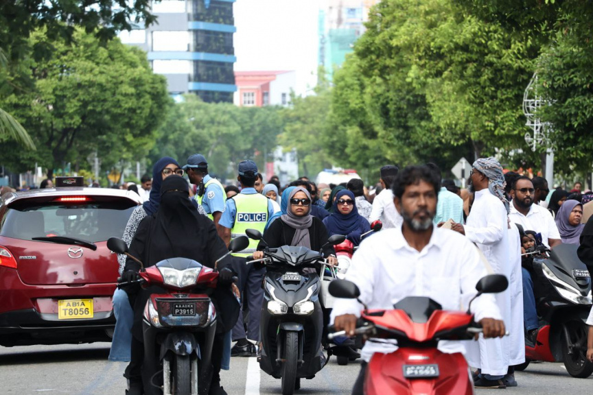 މާލޭގެ އެކި ސަރަހައްދުތަކުގައި ޢީދު ނަމާދުކުރުން: ބޮޑު ޢީދަކީ ރާއްޖޭގައި ކުލަގަދަކޮށް ފާހަގަކުރާ ޢީދެއް -- ސަން ފޮޓޯ/ މާނިއު މުހައްމަދު