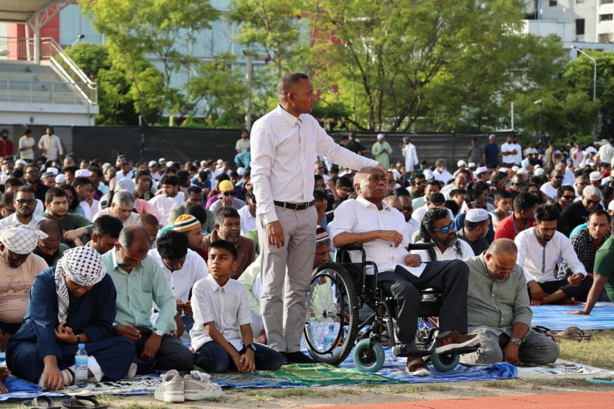 މާލޭގެ އެކި ސަރަހައްދުތަކުގައި ޢީދު ނަމާދުކުރުން: ބޮޑު ޢީދަކީ ރާއްޖޭގައި ކުލަގަދަކޮށް ފާހަގަކުރާ ޢީދެއް -- ސަން ފޮޓޯ/ މާނިއު މުހައްމަދު