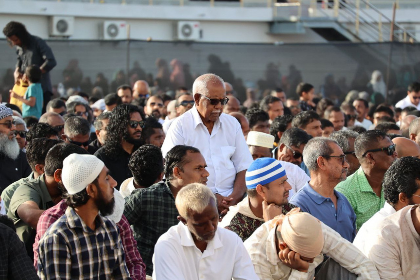 މާލޭގެ އެކި ސަރަހައްދުތަކުގައި ޢީދު ނަމާދުކުރުން: ބޮޑު ޢީދަކީ ރާއްޖޭގައި ކުލަގަދަކޮށް ފާހަގަކުރާ ޢީދެއް -- ސަން ފޮޓޯ/ މާނިއު މުހައްމަދު