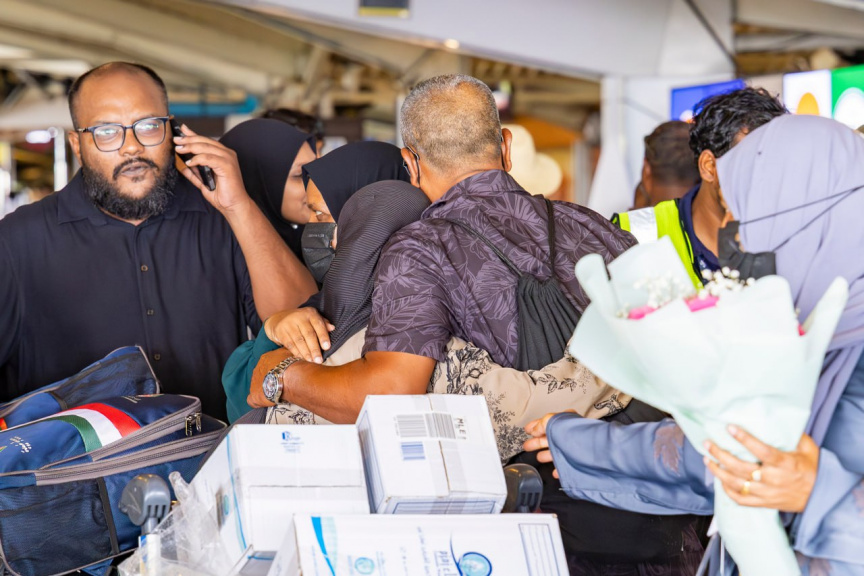 ދިވެހި ޙައްޖުވެރިން އެނބުރި އަންނަން ފެށުން: މިއަދު ވަނީ ފުރަތަމަ ފްލައިޓު އައިސްފައި -- ފޮޓޯ/ އިސްލާމިކް މިނިސްޓްރީ