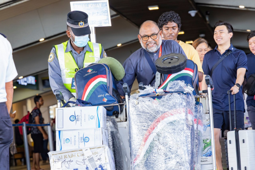 ދިވެހި ޙައްޖުވެރިން އެނބުރި އަންނަން ފެށުން: މިއަދު ވަނީ ފުރަތަމަ ފްލައިޓު އައިސްފައި -- ފޮޓޯ/ އިސްލާމިކް މިނިސްޓްރީ