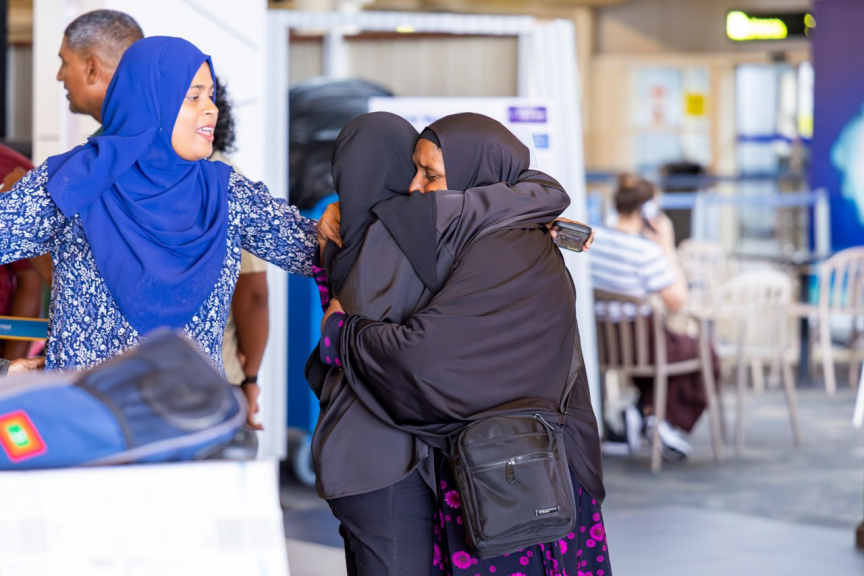 ދިވެހި ޙައްޖުވެރިން އެނބުރި އަންނަން ފެށުން: މިއަދު ވަނީ ފުރަތަމަ ފްލައިޓު އައިސްފައި -- ފޮޓޯ/ އިސްލާމިކް މިނިސްޓްރީ