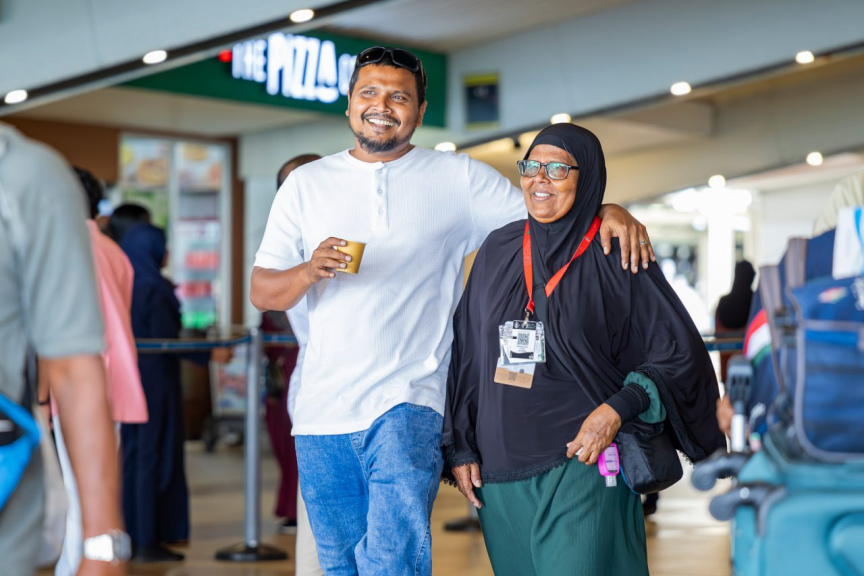 ދިވެހި ޙައްޖުވެރިން އެނބުރި އަންނަން ފެށުން: މިއަދު ވަނީ ފުރަތަމަ ފްލައިޓު އައިސްފައި -- ފޮޓޯ/ އިސްލާމިކް މިނިސްޓްރީ