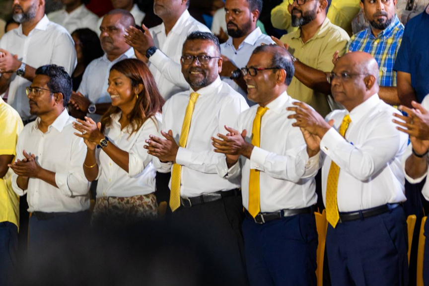 ނަޝީދާއި ޑިމޮކްރެޓްސްގެ ބޭފުޅުންނަށް މަރުހަބާ ކިޔަން އެމްޑީޕީން ބޭއްވި ޖަލްސާ: ދެ އަހަރަށް ފަހު ނަޝީދު ވަނީ އެނބުރި އެމްޑީޕީއަށް ގުޅިފައި -- ސަން ފޮޓޯ/ މޫސާ ނަދީމް