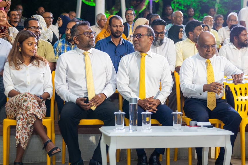 ނަޝީދާއި ޑިމޮކްރެޓްސްގެ ބޭފުޅުންނަށް މަރުހަބާ ކިޔަން އެމްޑީޕީން ބޭއްވި ޖަލްސާ: ދެ އަހަރަށް ފަހު ނަޝީދު ވަނީ އެނބުރި އެމްޑީޕީއަށް ގުޅިފައި -- ސަން ފޮޓޯ/ މޫސާ ނަދީމް