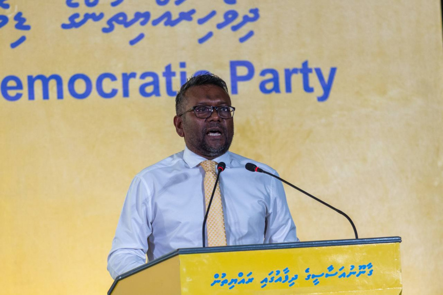 ނަޝީދާއި ޑިމޮކްރެޓްސްގެ ބޭފުޅުންނަށް މަރުހަބާ ކިޔަން އެމްޑީޕީން ބޭއްވި ޖަލްސާ: ދެ އަހަރަށް ފަހު ނަޝީދު ވަނީ އެނބުރި އެމްޑީޕީއަށް ގުޅިފައި -- ސަން ފޮޓޯ/ މޫސާ ނަދީމް