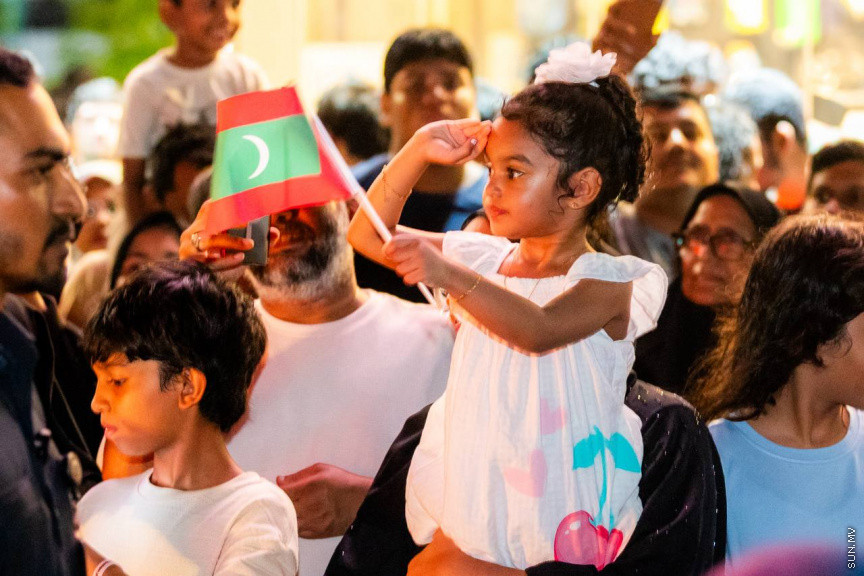 މިނިވަން ދުވަސް ފާހަގަކުރުމުގެ ގޮތުން މިރޭ ކުރިއަށް ގެންދާ ފުޅަނދުބުރު. ފުޅަނދުބުރުގައި ކުޑަކުދިން ގަޔާވާފަދަ ގިނަ ކާޓޫން ކެރެކްޓާތައް ފެނުނުއިރު، ގިނަ ބަޔަކު ވަނީ މި ފުޅަނދުބުރު ބެލުމަށް މަގުތަކަށް އެއްވެފައި.
ފޮޓޯ/ މޫސާ ނަދީމް