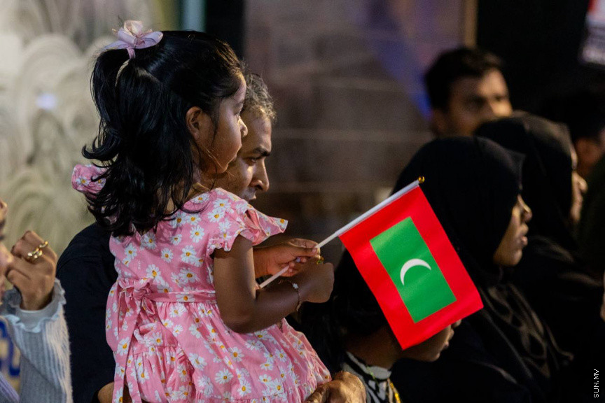 މިނިވަން ދުވަސް ފާހަގަކުރުމުގެ ގޮތުން މިރޭ ކުރިއަށް ގެންދާ ފުޅަނދުބުރު. ފުޅަނދުބުރުގައި ކުޑަކުދިން ގަޔާވާފަދަ ގިނަ ކާޓޫން ކެރެކްޓާތައް ފެނުނުއިރު، ގިނަ ބަޔަކު ވަނީ މި ފުޅަނދުބުރު ބެލުމަށް މަގުތަކަށް އެއްވެފައި.
ފޮޓޯ/ މޫސާ ނަދީމް
