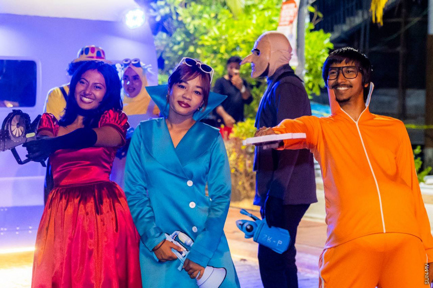 މިނިވަން ދުވަސް ފާހަގަކުރުމުގެ ގޮތުން މިރޭ ކުރިއަށް ގެންދާ ފުޅަނދުބުރު. ފުޅަނދުބުރުގައި ކުޑަކުދިން ގަޔާވާފަދަ ގިނަ ކާޓޫން ކެރެކްޓާތައް ފެނުނުއިރު، ގިނަ ބަޔަކު ވަނީ މި ފުޅަނދުބުރު ބެލުމަށް މަގުތަކަށް އެއްވެފައި.
ފޮޓޯ/ މޫސާ ނަދީމް