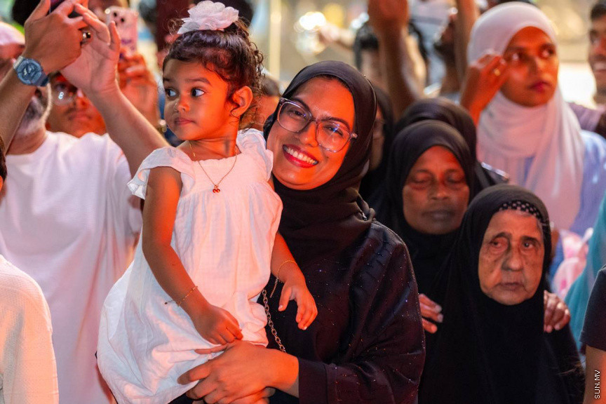 މިނިވަން ދުވަސް ފާހަގަކުރުމުގެ ގޮތުން މިރޭ ކުރިއަށް ގެންދާ ފުޅަނދުބުރު. ފުޅަނދުބުރުގައި ކުޑަކުދިން ގަޔާވާފަދަ ގިނަ ކާޓޫން ކެރެކްޓާތައް ފެނުނުއިރު، ގިނަ ބަޔަކު ވަނީ މި ފުޅަނދުބުރު ބެލުމަށް މަގުތަކަށް އެއްވެފައި.
ފޮޓޯ/ މޫސާ ނަދީމް