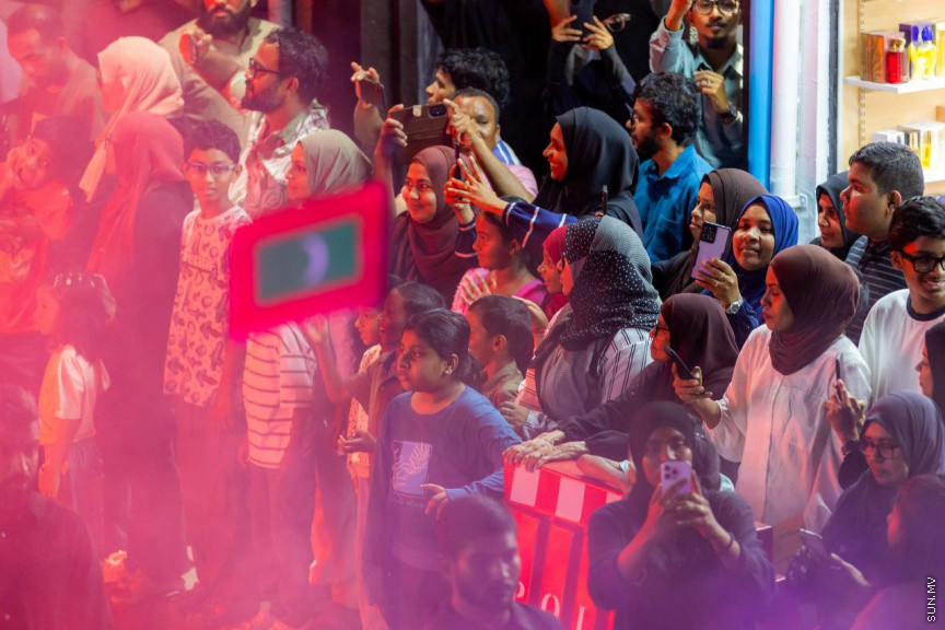 މިނިވަން ދުވަސް ފާހަގަކުރުމުގެ ގޮތުން މިރޭ ކުރިއަށް ގެންދާ ފުޅަނދުބުރު. ފުޅަނދުބުރުގައި ކުޑަކުދިން ގަޔާވާފަދަ ގިނަ ކާޓޫން ކެރެކްޓާތައް ފެނުނުއިރު، ގިނަ ބަޔަކު ވަނީ މި ފުޅަނދުބުރު ބެލުމަށް މަގުތަކަށް އެއްވެފައި.
ފޮޓޯ/ މޫސާ ނަދީމް