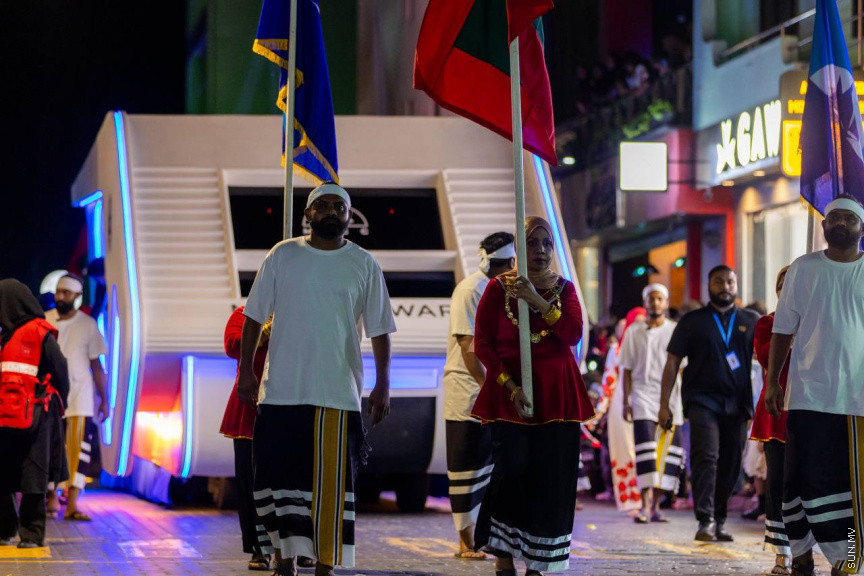 މިނިވަން ދުވަސް ފާހަގަކުރުމުގެ ގޮތުން މިރޭ ކުރިއަށް ގެންދާ ފުޅަނދުބުރު. ފުޅަނދުބުރުގައި ކުޑަކުދިން ގަޔާވާފަދަ ގިނަ ކާޓޫން ކެރެކްޓާތައް ފެނުނުއިރު، ގިނަ ބަޔަކު ވަނީ މި ފުޅަނދުބުރު ބެލުމަށް މަގުތަކަށް އެއްވެފައި.
ފޮޓޯ/ މޫސާ ނަދީމް