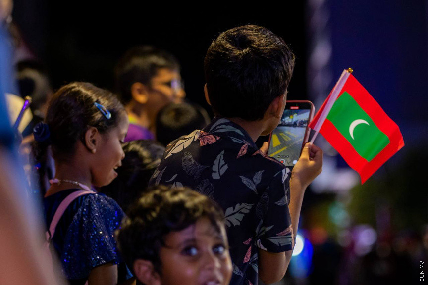 މިނިވަން ދުވަސް ފާހަގަކުރުމުގެ ގޮތުން މިރޭ ކުރިއަށް ގެންދާ ފުޅަނދުބުރު. ފުޅަނދުބުރުގައި ކުޑަކުދިން ގަޔާވާފަދަ ގިނަ ކާޓޫން ކެރެކްޓާތައް ފެނުނުއިރު، ގިނަ ބަޔަކު ވަނީ މި ފުޅަނދުބުރު ބެލުމަށް މަގުތަކަށް އެއްވެފައި.
ފޮޓޯ/ މޫސާ ނަދީމް