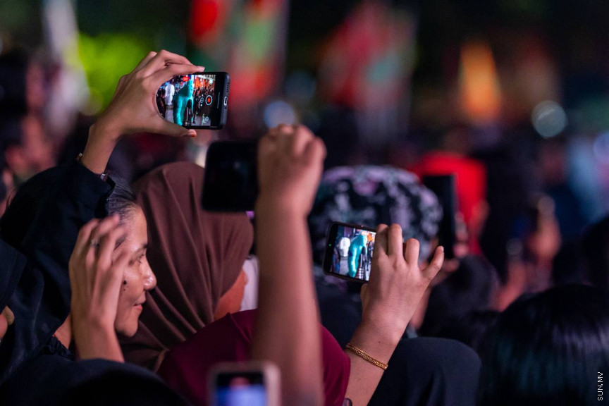 މިނިވަން ދުވަސް ފާހަގަކުރުމުގެ ގޮތުން މިރޭ ކުރިއަށް ގެންދާ ފުޅަނދުބުރު. ފުޅަނދުބުރުގައި ކުޑަކުދިން ގަޔާވާފަދަ ގިނަ ކާޓޫން ކެރެކްޓާތައް ފެނުނުއިރު، ގިނަ ބަޔަކު ވަނީ މި ފުޅަނދުބުރު ބެލުމަށް މަގުތަކަށް އެއްވެފައި.
ފޮޓޯ/ މޫސާ ނަދީމް