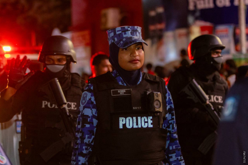 މިނިވަން ދުވަސް ފާހަގަކުރުމުގެ ގޮތުން މިރޭ ކުރިއަށް ގެންދާ ފުޅަނދުބުރު. ފުޅަނދުބުރުގައި ކުޑަކުދިން ގަޔާވާފަދަ ގިނަ ކާޓޫން ކެރެކްޓާތައް ފެނުނުއިރު، ގިނަ ބަޔަކު ވަނީ މި ފުޅަނދުބުރު ބެލުމަށް މަގުތަކަށް އެއްވެފައި.
ފޮޓޯ/ މޫސާ ނަދީމް