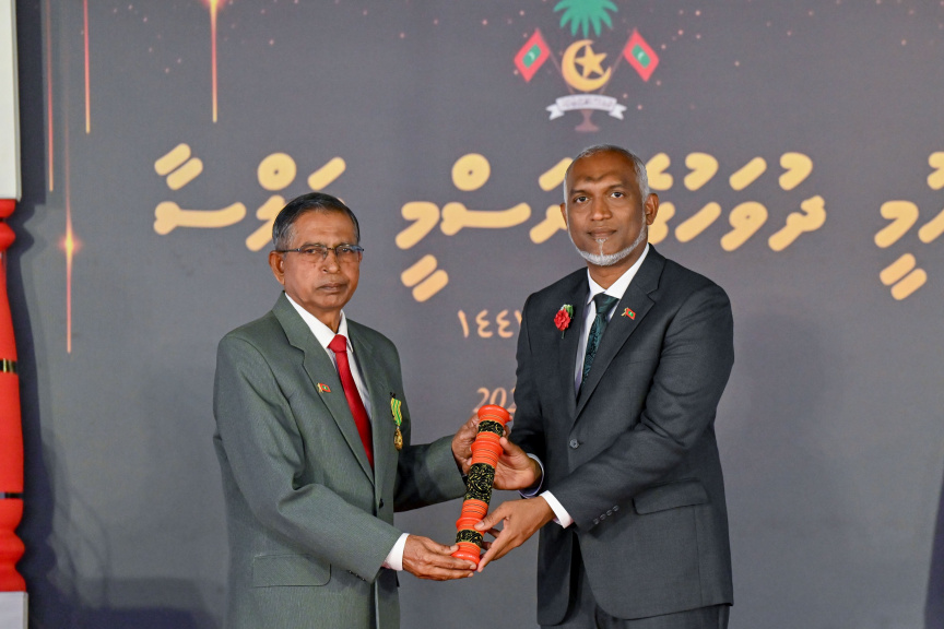 ގައުމީ ދުވަހުގެ ޖަލްސާގެ ތެރެއިން: ކުރީގެ އަތޮޅުވެރިޔާ، އުތީމު އާދަމްބެއަށް ޝަރަފުގެ އިއްޒަތް އެރުވުން -- ފޮޓޯ/ ރައީސް އޮފީސް
