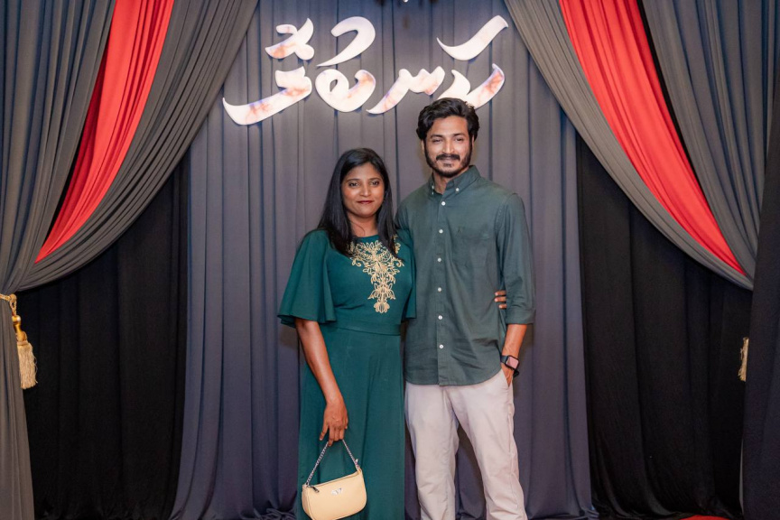 އެކްޓަރު ޝަރަފު އަބްދުﷲއާއި ޕްރޮޑިއުސަރު  ޝަހުދާ މަހްމޫދުގެ ދެމަފިރިން -- ސަން ފޮޓޯ/ މޫސާ ނަދީމް
