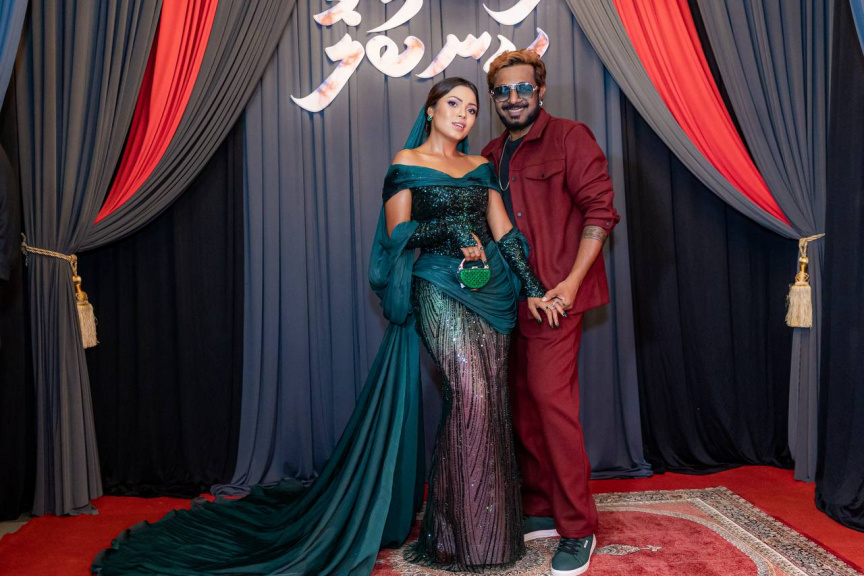 ކަނބުލޮ ފިލްމުގެ ޕްރިމިއާ ނައިޓުގައި ފިލްމުގެ ލީޑު ތަރި މަރިޔަމް އައްޒައާއި ފިރިމީހާ މުއާޒު އަބްދުﷲ --- ސަން ފޮޓޯ/ މޫސާ ނަދީމް

