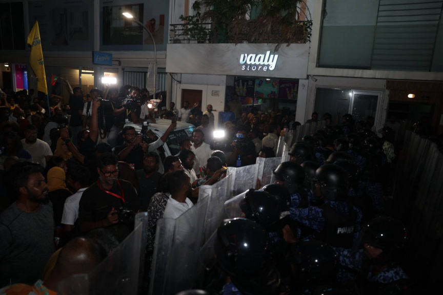 އެމްޑީޕީން ބޭއްވި އެއްވުމުގެ ތެރެއިން: އެއްވުމުގެ ބައިވެރިން ވަނީ މަޖީދީ މަގުން ކުރިއަށްދާން މަސައްކަތްކޮށްފައި -- ސަން ފޮޓޯ/ އަހްމަދު ފިރްޔަލް