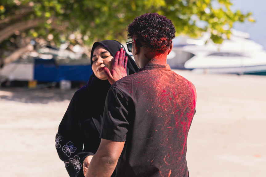 ދ. ހުޅުދެލީގައި ބޮޑު އީދު ފާހަގަކުރުމުގެ ތެރެއިން ފެންކުލަ ޖެހުން -- ސަން ފޮޓޯ/ ހާފިޒް