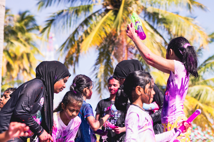 ދ. ހުޅުދެލީގައި ބޮޑު އީދު ފާހަގަކުރުމުގެ ތެރެއިން ފެންކުލަ ޖެހުން -- ސަން ފޮޓޯ/ ހާފިޒް