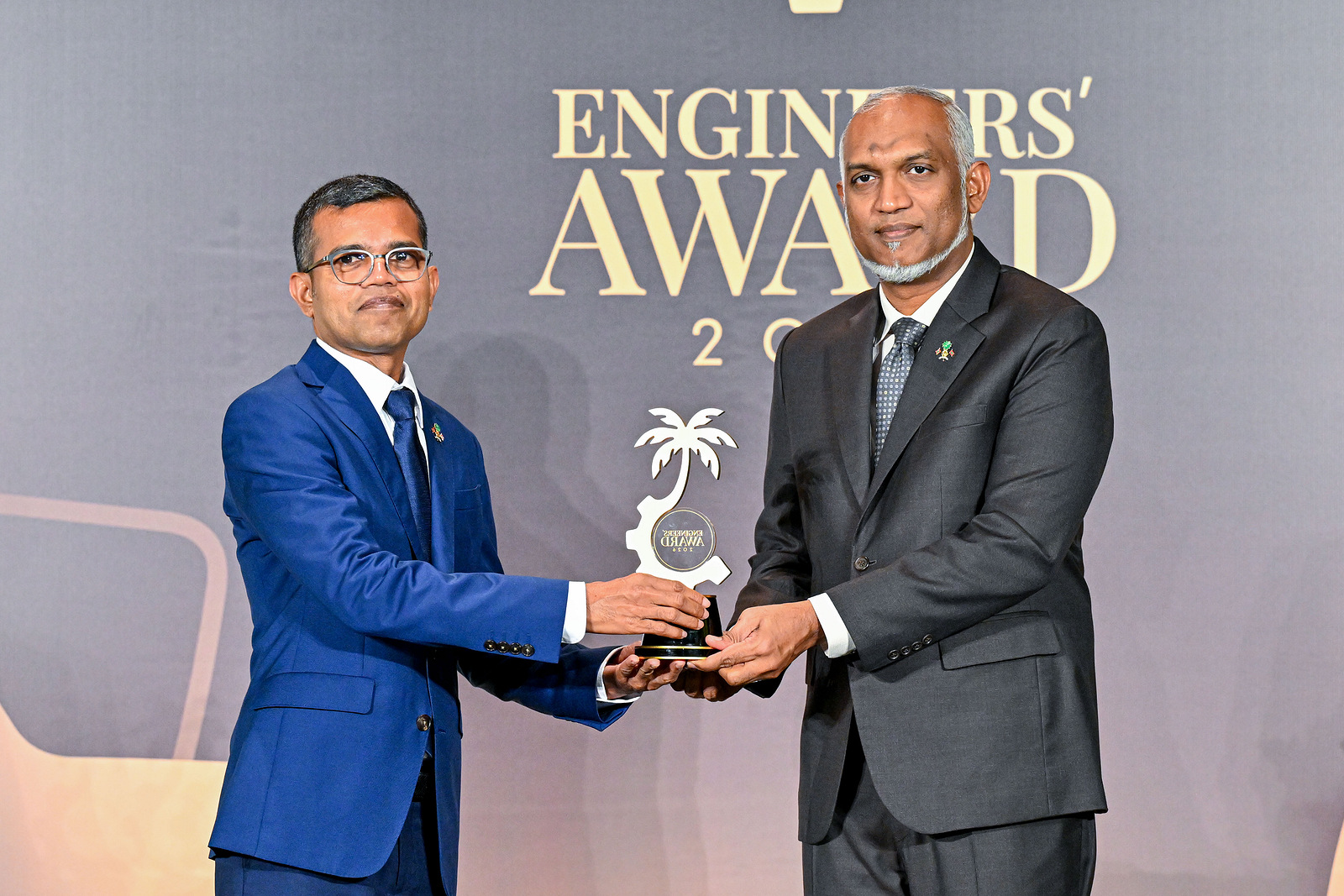 ދިވެހިރާއްޖޭގެ ތަރައްގީއަށާއި އިންޖިނިއަރިން ދާއިރާއަށް ދިވެހި އިންޖިނިއަރުންނާއި، އެ ދާއިރާގައި ޝާމިލުވާ ފަރާތްތަކުން ކުރަމުންދާ ބުރަ މަސައްކަތުގެ އަގުވަޒަންކުރުމުގެ ގޮތުން އަލަށް ތައާރަފްކުރި "އިންޖިނޭރުންގެ އެވޯޑު 2026"ގެ ހަފްލާގެ ތެރެއިން-- ފޮޓޯ: ރައީސް އޮފީސް