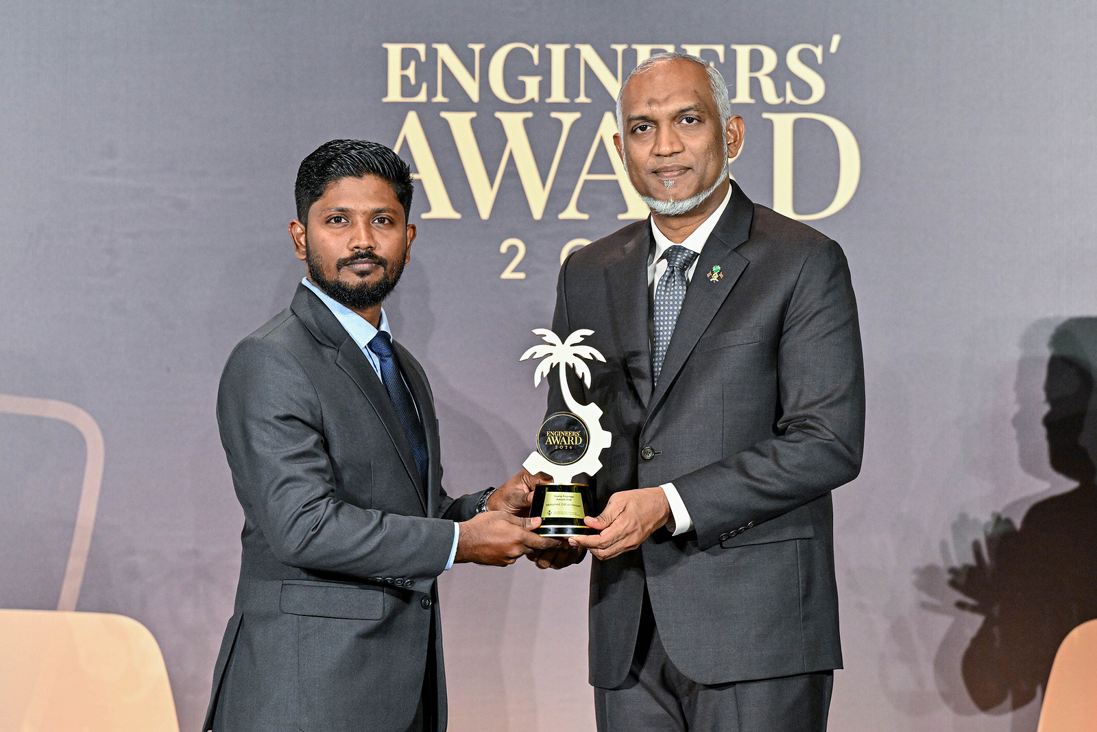 ދިވެހިރާއްޖޭގެ ތަރައްގީއަށާއި އިންޖިނިއަރިން ދާއިރާއަށް ދިވެހި އިންޖިނިއަރުންނާއި، އެ ދާއިރާގައި ޝާމިލުވާ ފަރާތްތަކުން ކުރަމުންދާ ބުރަ މަސައްކަތުގެ އަގުވަޒަންކުރުމުގެ ގޮތުން އަލަށް ތައާރަފްކުރި "އިންޖިނޭރުންގެ އެވޯޑު 2026"ގެ ހަފްލާގެ ތެރެއިން-- ފޮޓޯ: ރައީސް އޮފީސް