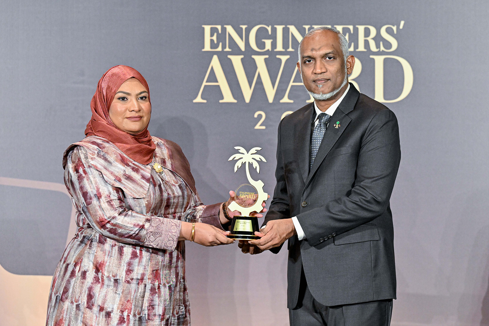 ދިވެހިރާއްޖޭގެ ތަރައްގީއަށާއި އިންޖިނިއަރިން ދާއިރާއަށް ދިވެހި އިންޖިނިއަރުންނާއި، އެ ދާއިރާގައި ޝާމިލުވާ ފަރާތްތަކުން ކުރަމުންދާ ބުރަ މަސައްކަތުގެ އަގުވަޒަންކުރުމުގެ ގޮތުން އަލަށް ތައާރަފްކުރި "އިންޖިނޭރުންގެ އެވޯޑު 2026"ގެ ހަފްލާގެ ތެރެއިން-- ފޮޓޯ: ރައީސް އޮފީސް