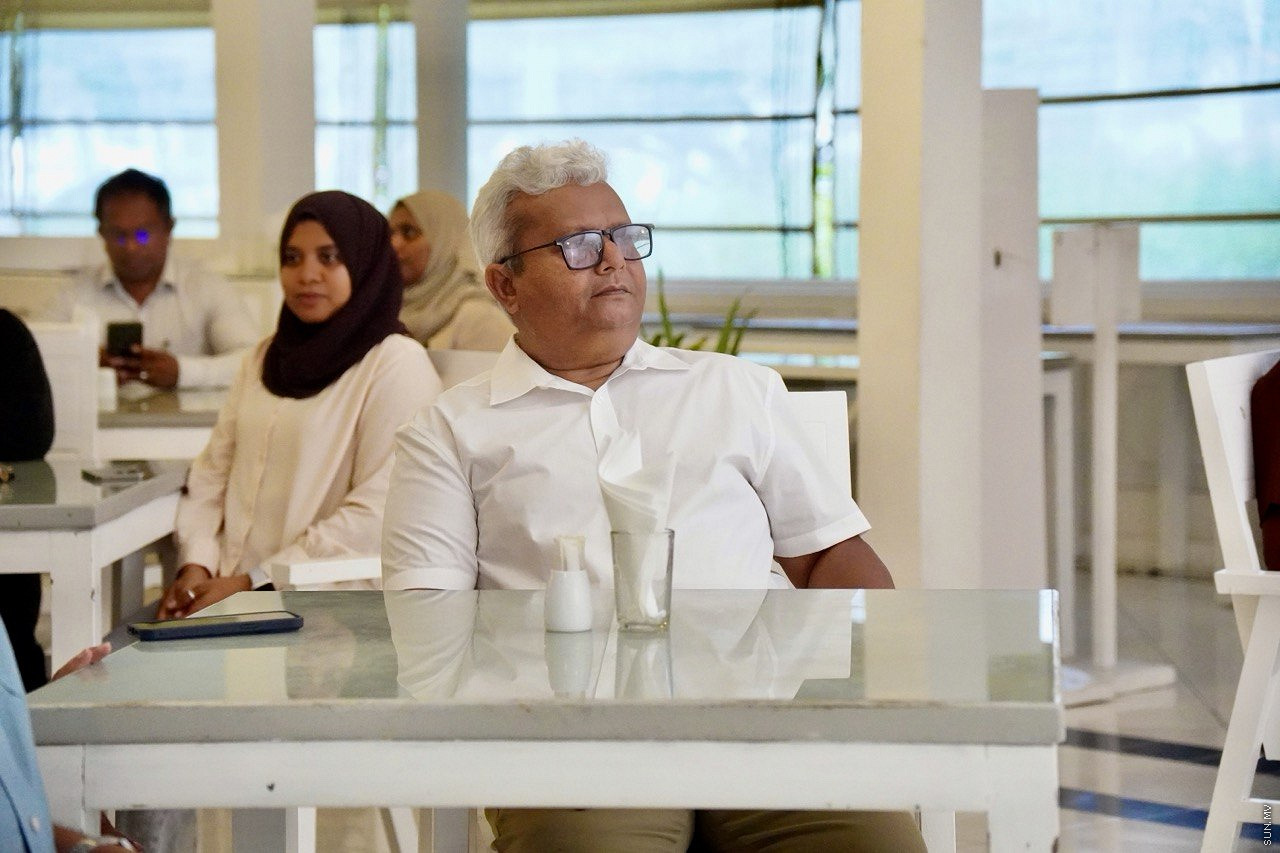 14 އޮކްޓޯބަރު 2026: އައްޑޫ ސިޓީގައި ސަން ސިޔާމް މީޑިއާގެ ބިއުރޯ އިފްތިތާހުކުރުމަށް ބޭއްވި ހަފްލާގެ ތެރެއިން ސީއީއޯ މުޙައްމަދު ޢާޞިފް -- ސަން ފޮޓޯ

