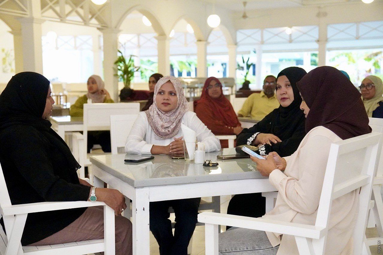 14 އޮކްޓޯބަރު 2026: އައްޑޫ ސިޓީގައި ސަން ސިޔާމް މީޑިއާގެ ބިއުރޯ އިފްތިތާހުކުރުމަށް ބޭއްވި ހަފްލާގެ ތެރެއިން ބައެއް މެހެމާނުން -- ސަން ފޮޓޯ
