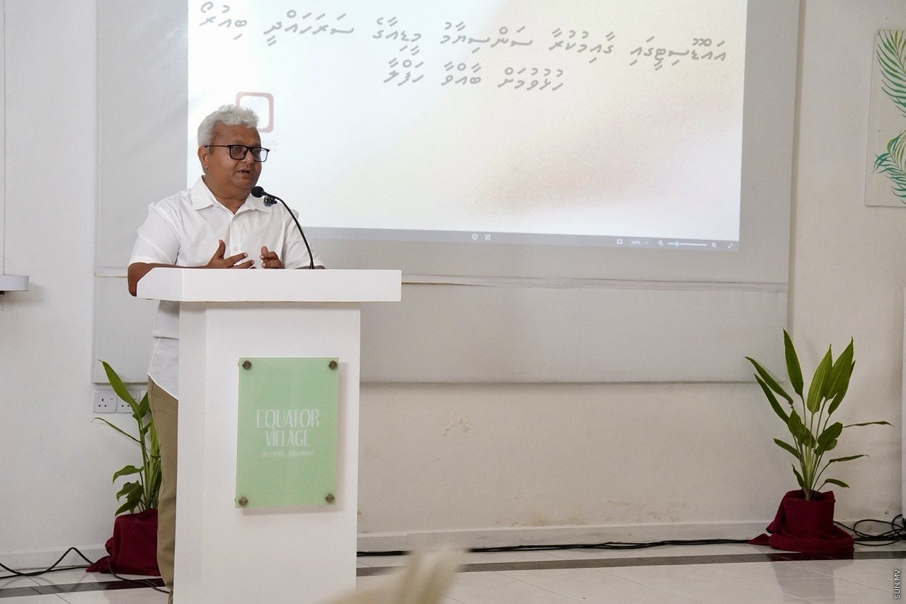 14 އޮކްޓޯބަރު 2026: އެސްއެސްއެމްގެ ސީއީއޯ މުޙައްމަދު ޢާޞިފް (މޮންދު) އައްޑޫ ސިޓީގައި ސަން ސިޔާމް މީޑިއާގެ ބިއުރޯ އިފްތިތާހުކުރުމަށް ބޭއްވި ހަފްލާގައި ވާހަކަދައްކަވަނީ -- ސަން ފޮޓޯ
