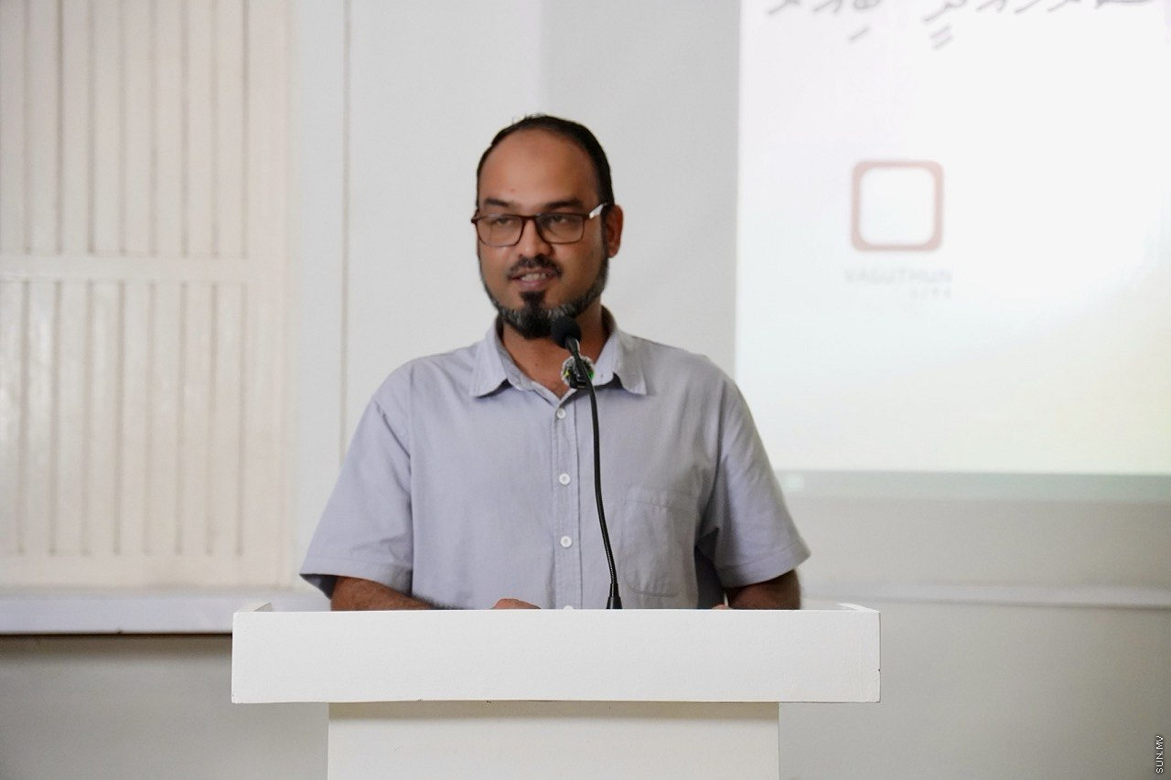 14 އޮކްޓޯބަރު 2026: އައްޑޫ ހައި ސްކޫލުގެ ޕްރިންސިޕަލް ނަދީމް، އައްޑޫ ސިޓީގައި ސަން ސިޔާމް މީޑިއާގެ ބިއުރޯ އިފްތިތާހުކުރުމަށް ބޭއްވި ހަފްލާގައި ވާހަކަދައްކަވަނީ -- ސަން ފޮޓޯ
