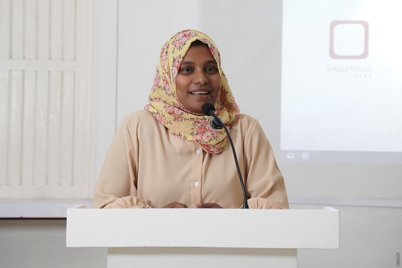 14 އޮކްޓޯބަރު 2026: އައްޑޫ ސިޓީގައި ސަން ސިޔާމް މީޑިއާގެ ބިއުރޯ އިފްތިތާހުކުރުމަށް ބޭއްވި ހަފްލާގައި މެހުމާނަކު ވާހަކަދައްކަވަނީ -- ސަން ފޮޓޯ
